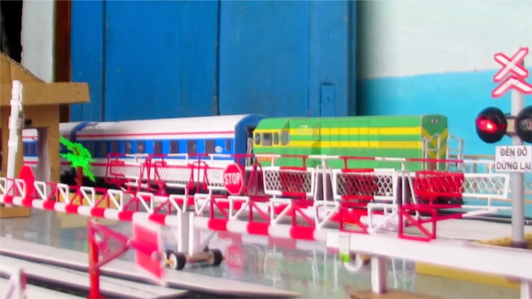 Mô hình tàu hỏa sống động dưới bàn tay nhóm bạn trẻ Việt